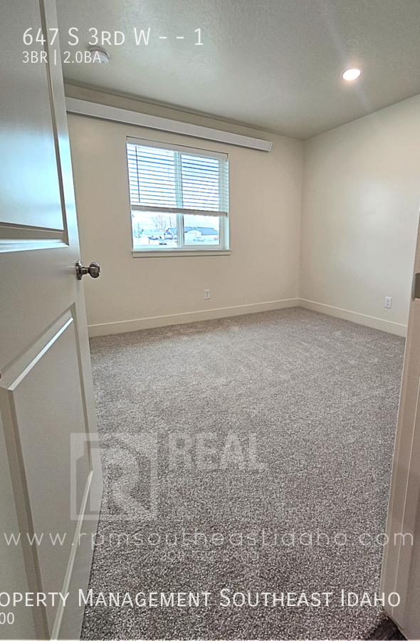 Building Photo - 647 S 3rd W