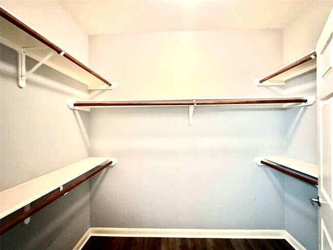 Building Photo - 2815 Kings Crossing Dr