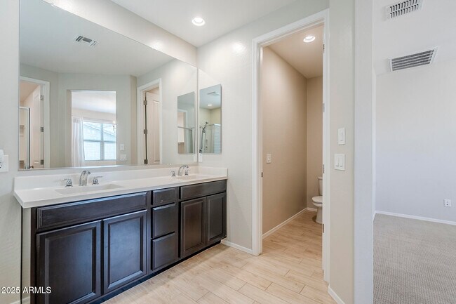 Building Photo - 9910 E Theia Dr