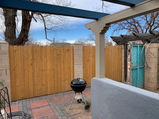 Enclosed front yard with grass, porch and lovely gate - 412 Carlisle Blvd NE