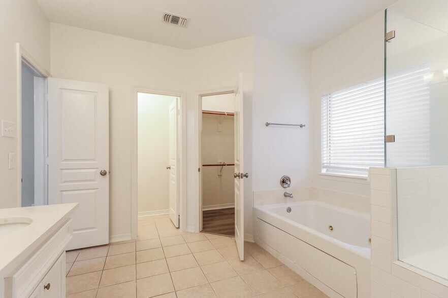 Building Photo - 606 Paradise Ln