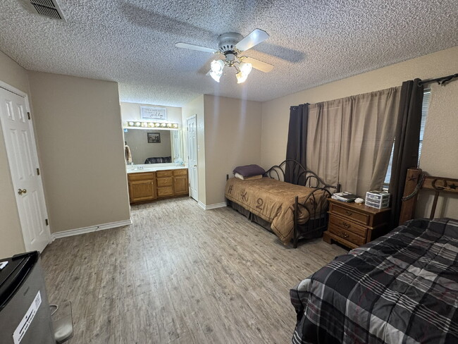 Building Photo - 3 bedroom 2 bath on corner lot!