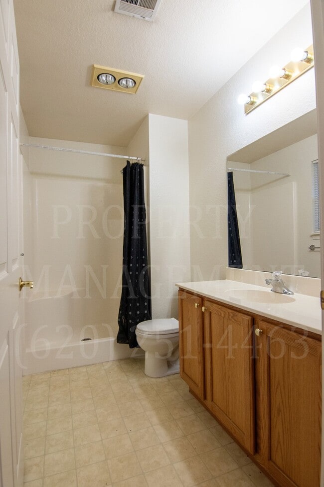 Building Photo - 2 Bedroom 2 Bath