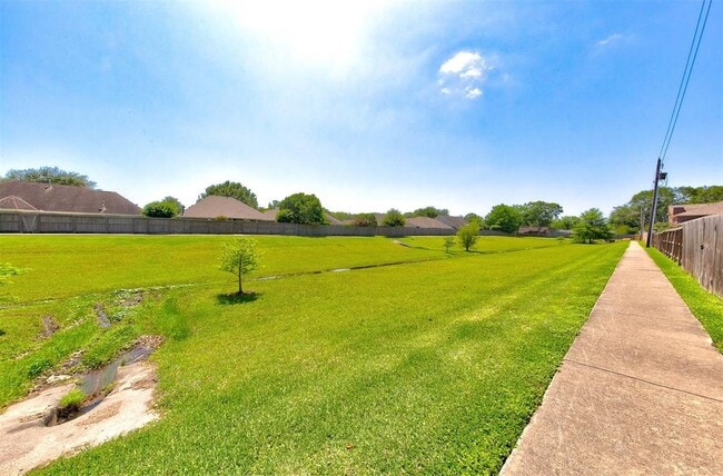 Building Photo - 402 Live Oak Ln