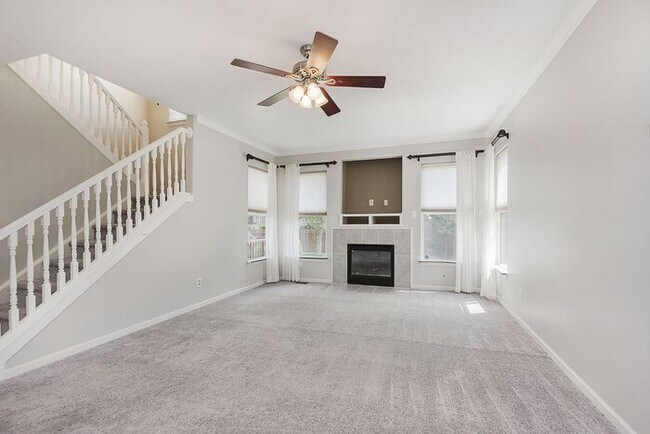 Building Photo - Stunning 4-Bed, 3.5-Bath Home in Sought-Af...