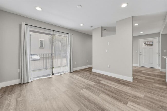 Building Photo - 935 La Posada Dr
