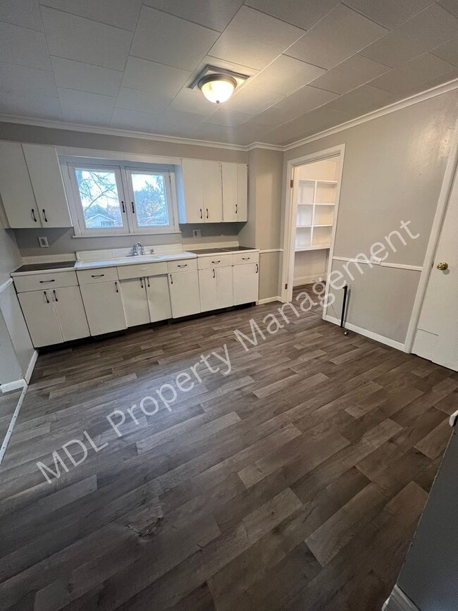 Building Photo - Spacious 5-Bedroom Home- This won't last long- Call NOW 989-895-1590