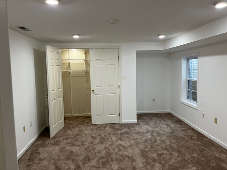 Building Photo - 15997 Kensington Pl