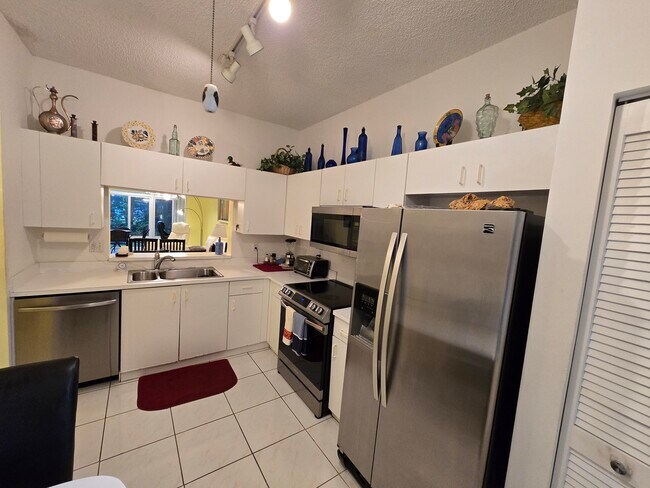 Building Photo - 5084 Rose Hill Dr