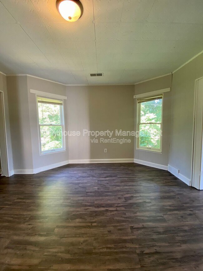 Building Photo - 98 E Van Buren St