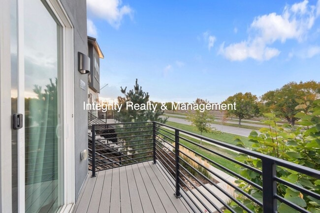 Building Photo - 3 Bed/2.5 Bath Townhome, 1999 sq ft, 2160 Meadows Blvd Unit A