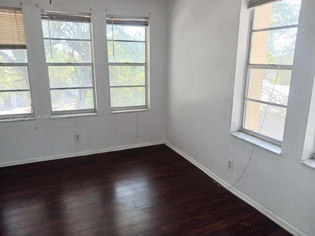 Building Photo - 706 9th St