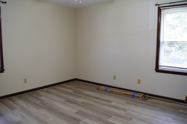 Building Photo - Midlothian - Brick Ranch with 2 full baths!