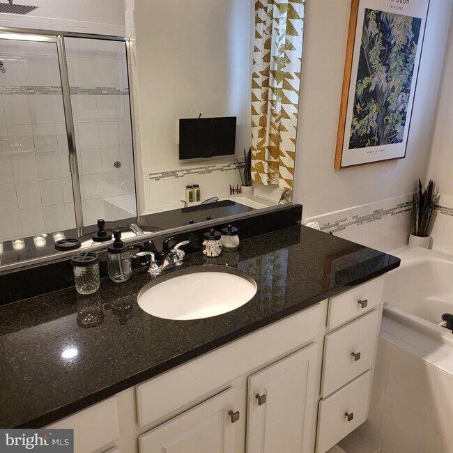 Building Photo - Welcome to your new home in the heart of L...