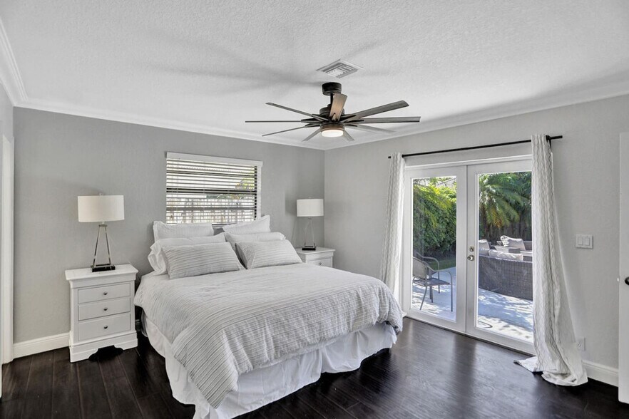 Building Photo - 2600 NE 52nd Ct