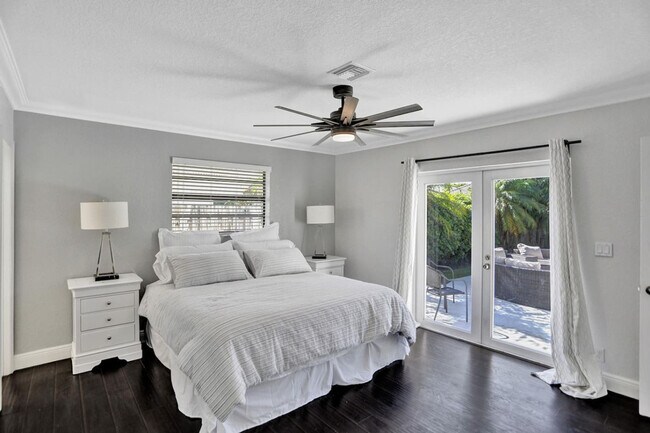 Building Photo - 2600 NE 52nd Ct