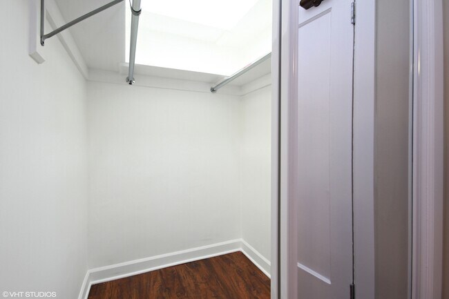 Building Photo - 432 W Belmont Ave