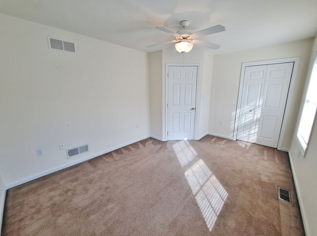 Building Photo - 2 Bed / 1-1/2 Bath Townhome