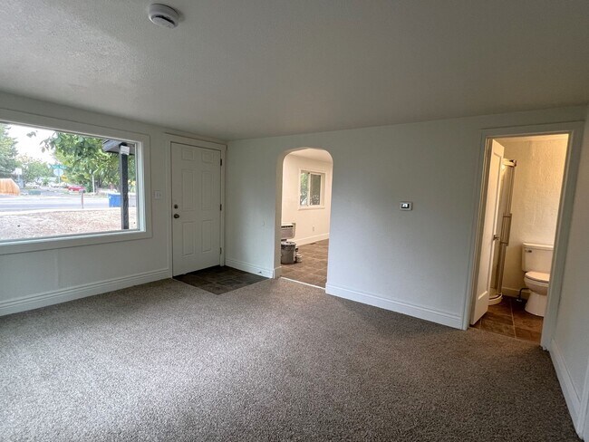Building Photo - Cute newly remodeled 2 bed 1 bath home on ...