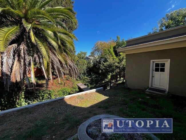 Building Photo - Charming 3 bedroom, 2 bathroom home in the...