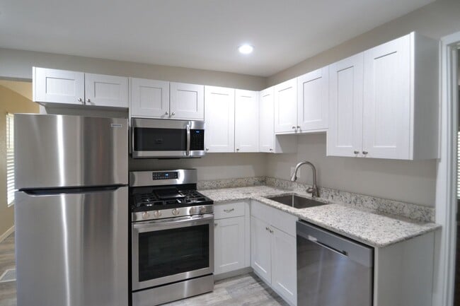 Building Photo - 2 Bed 1 Bath - Fully Renovated - Available...