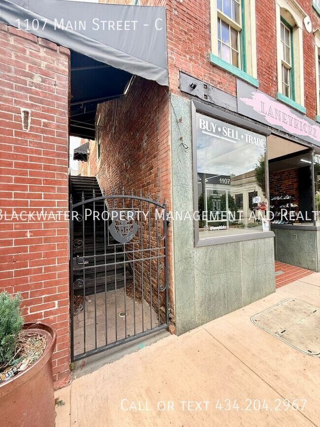 Building Photo - 1107 Main St