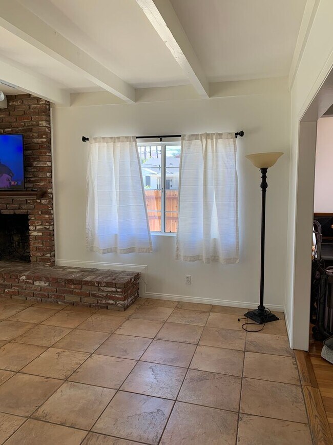 Building Photo - Spacious 3+3 Single Story Home w/ office -...