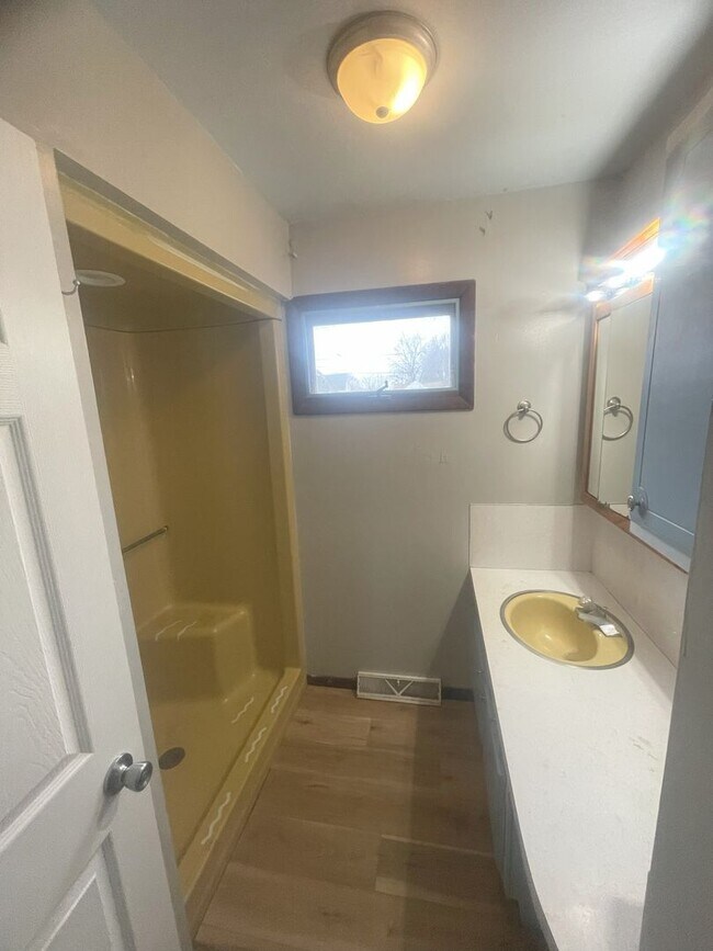 Building Photo - 3 Bedroom 1 2 Bathroom House for Rent