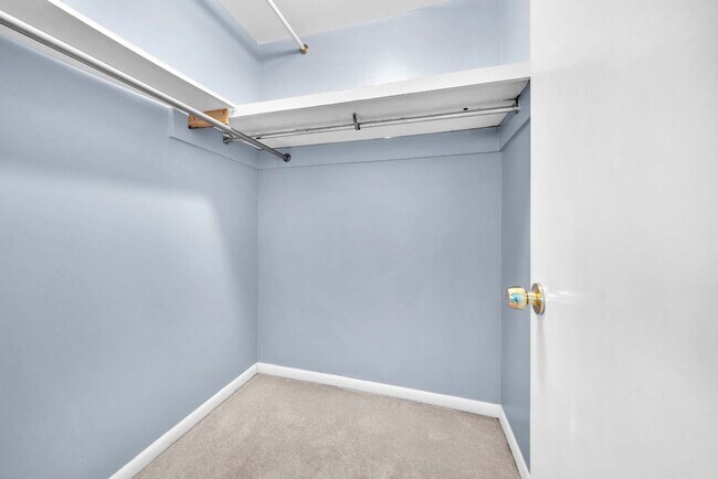 Building Photo - 2100 W Beach Dr