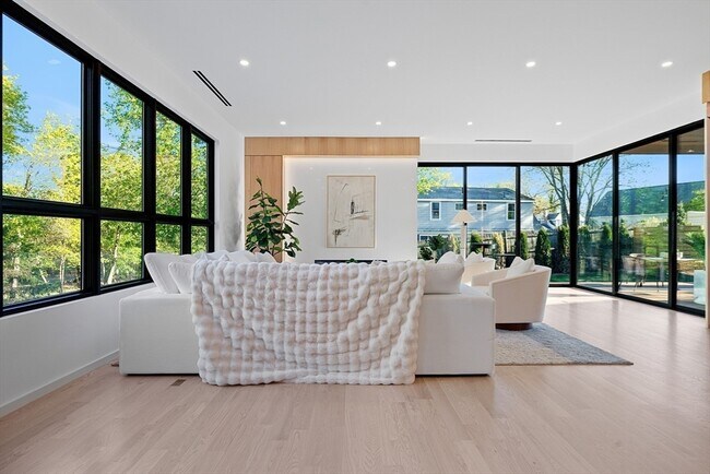 Building Photo - 90 Auburndale Ave