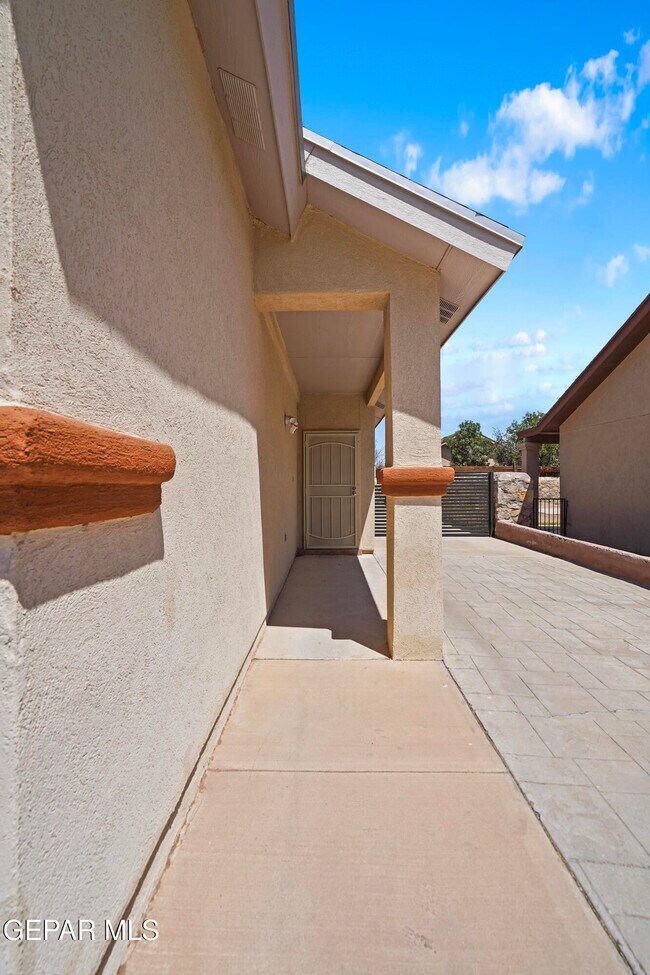 Building Photo - 5477 Francisco Roque Dr