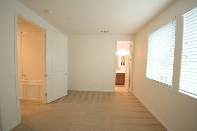 Building Photo - Dublin 3 stories 3 Beds, 3.5 Baths Townhouse in Boulevard community for rent