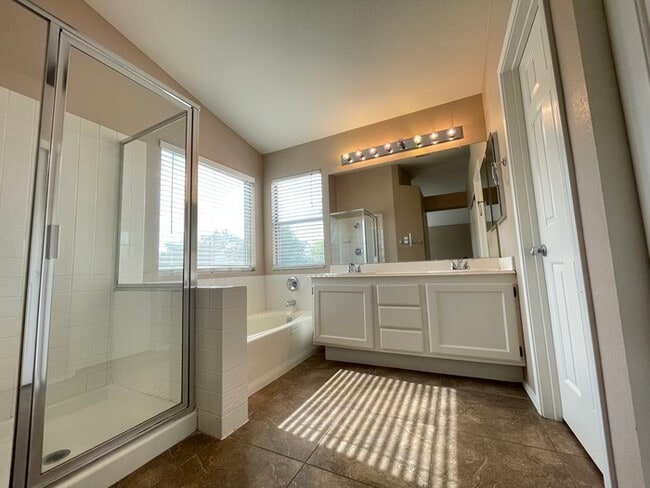 Building Photo - Carry Over Showing: This property has been...