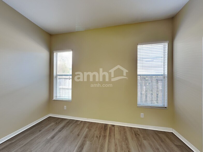 Building Photo - 2462 St Johns Ln