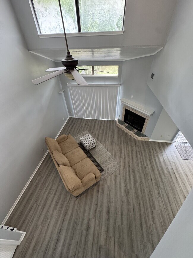 Building Photo - 2 bedroom 2.5 bath townhome with private d...