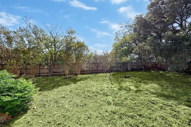 Building Photo - 2513 Beverly Cove