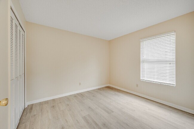 Building Photo - Spacious 3/2 with split plan and large fenced yard!