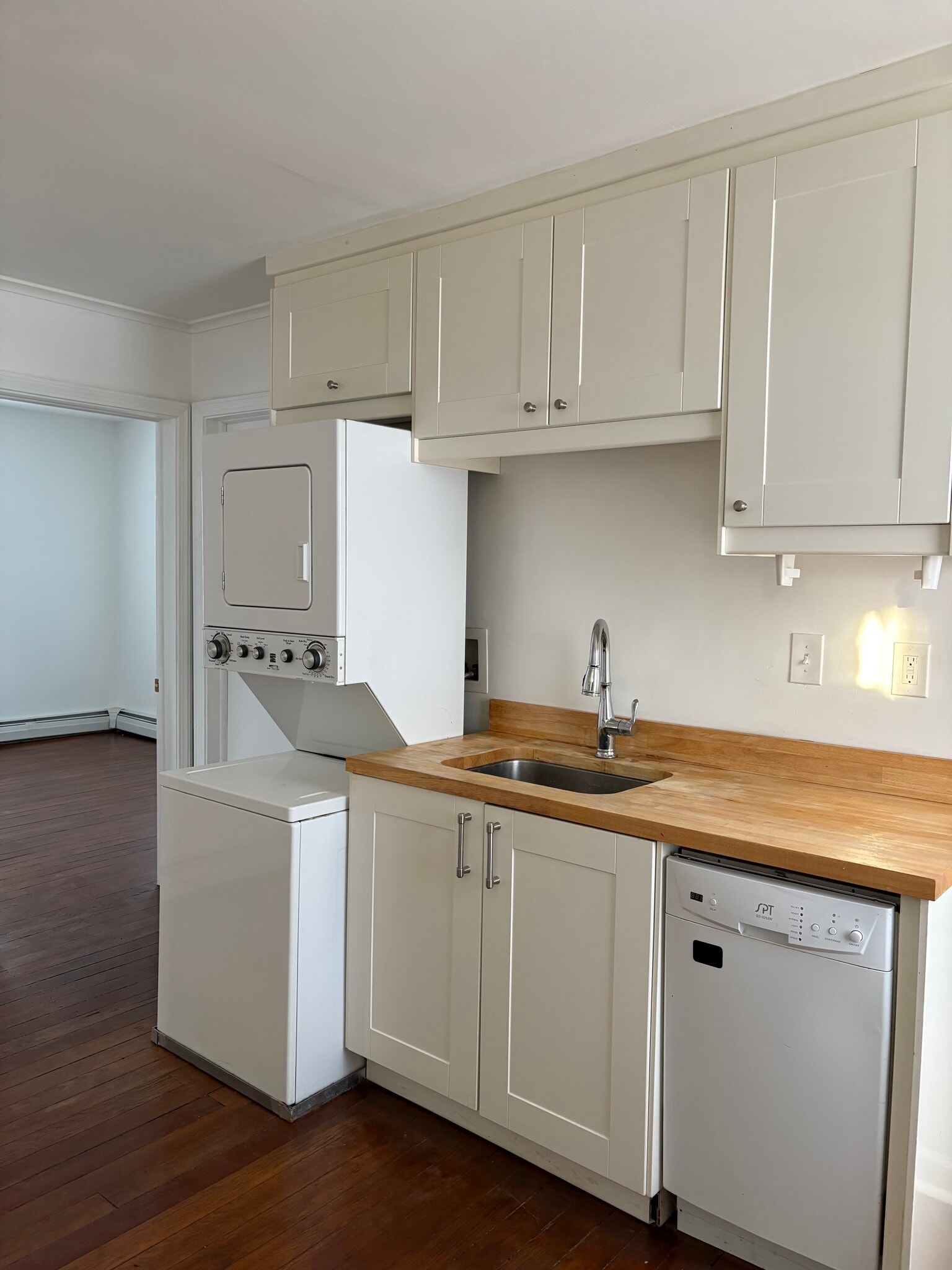 Kitchen - 82 Woodbine St