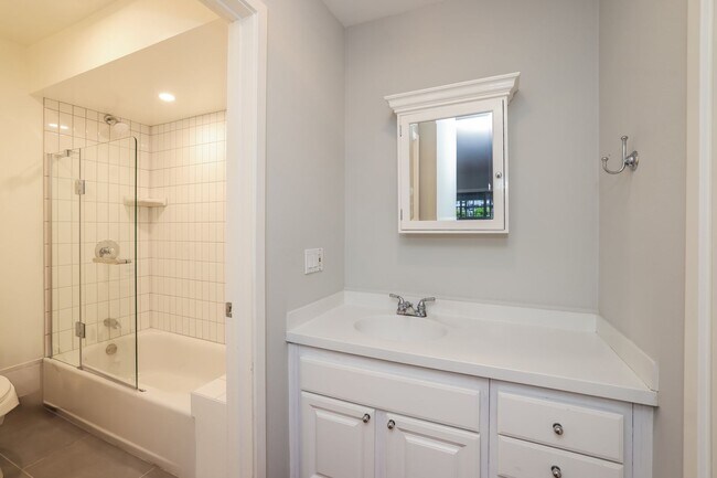 Building Photo - 2 Bedroom Condo in Highly Desirable Richmond Marina Bay!