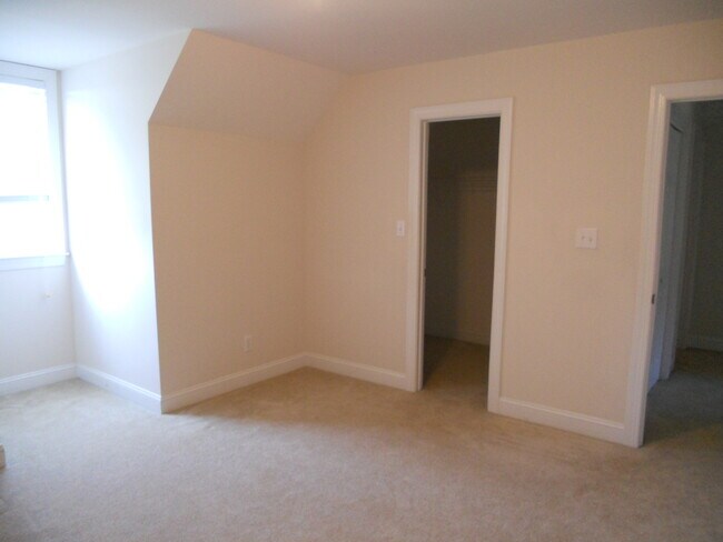 Building Photo - 409 Pointe Dr