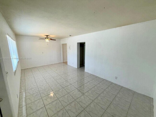 Building Photo - 1061 NE 34th Ct