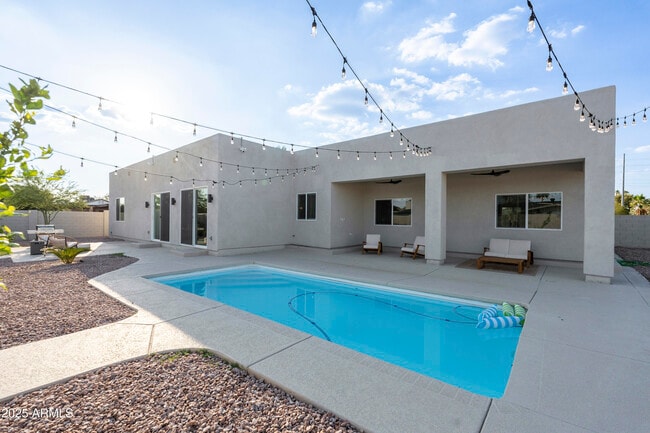 Building Photo - 5049 E Shaw Butte Dr