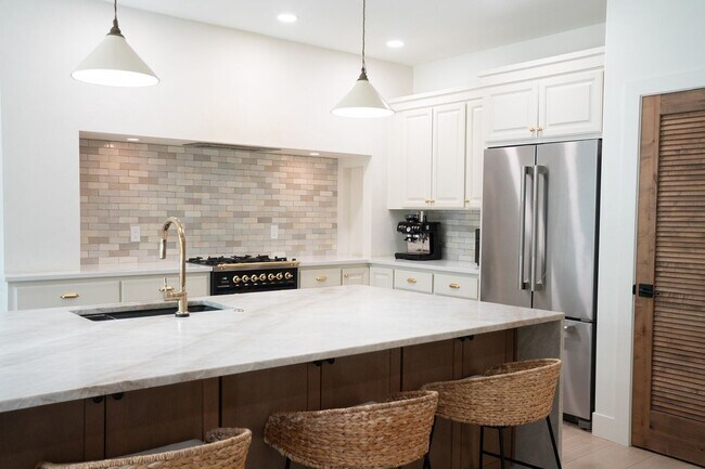 Building Photo - Newly Professionally Designed Home Westsid...