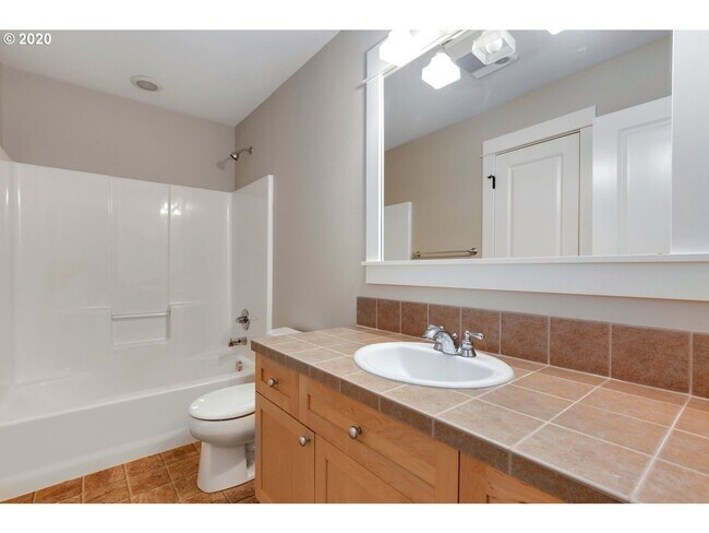 Building Photo - Bright Bull Mountain Townhome - Hardwoods, Granite, Private Patio, Garage, and more!