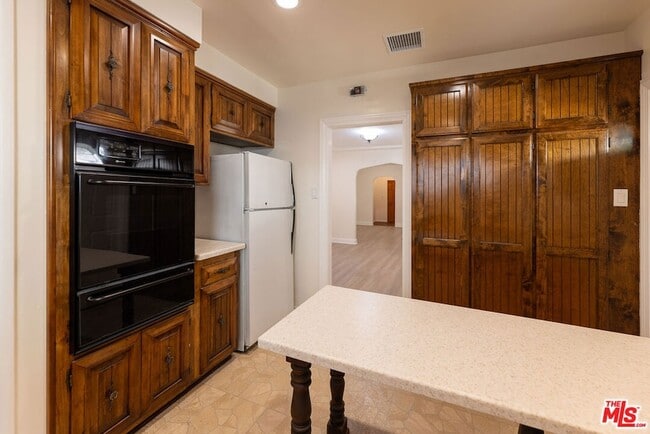 Building Photo - 4360 Kraft Ave