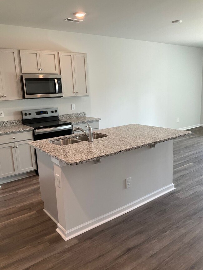 Building Photo - Welcome to this stunning townhouse in Leland, NC!