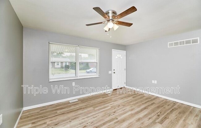 Building Photo - 2325 Golfway St