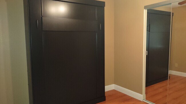 Building Photo - 1617 Oakview Dr