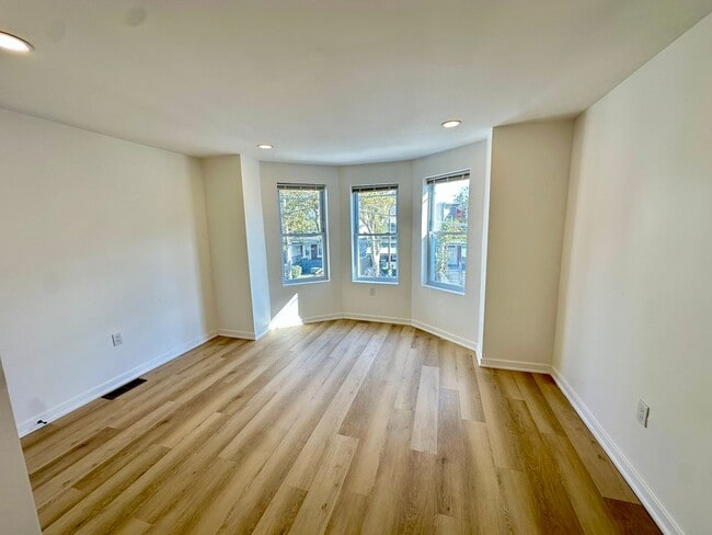 Building Photo - Fully renovated, bright, and spacious 3-bedroom, 1.5-bath home in an amazing location.