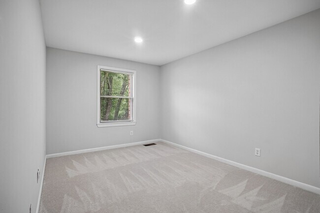 Building Photo - 5128 Cliffhaven Dr